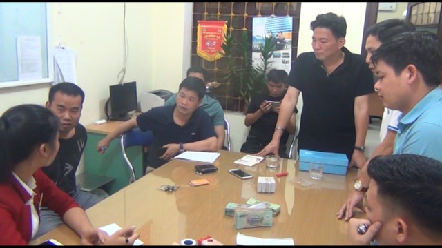 Lào Cai: Bắt giữ đối tượng người nước ngoài dùng thẻ ATM giả rút tiền - Ảnh 2.