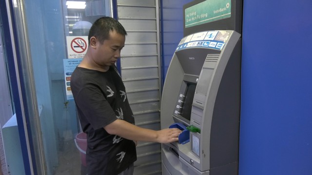 Lào Cai: Bắt giữ đối tượng người nước ngoài dùng thẻ ATM giả rút tiền - Ảnh 1.