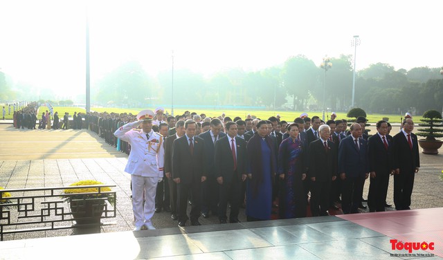 Đoàn đại biểu Quốc hội đặt vòng hoa, vào Lăng viếng Chủ tịch Hồ Chí Minh - Ảnh 8.