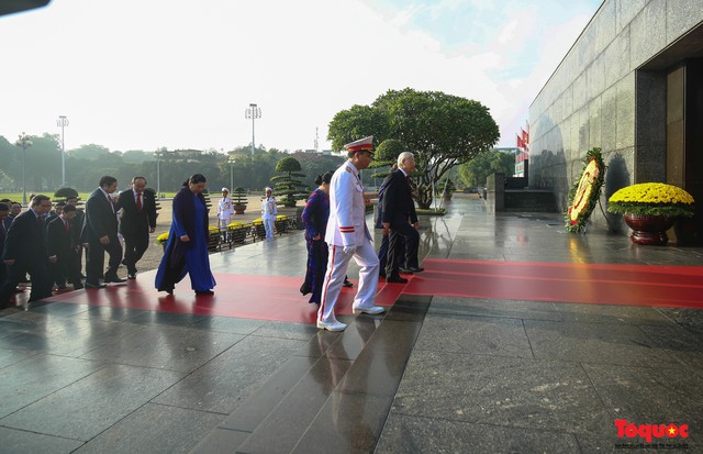 Đoàn đại biểu Quốc hội đặt vòng hoa, vào Lăng viếng Chủ tịch Hồ Chí Minh - Ảnh 9.