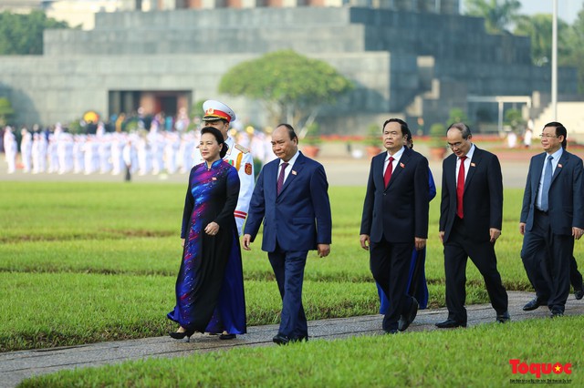 Đoàn đại biểu Quốc hội đặt vòng hoa, vào Lăng viếng Chủ tịch Hồ Chí Minh - Ảnh 11.
