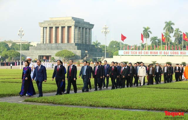 Đoàn đại biểu Quốc hội đặt vòng hoa, vào Lăng viếng Chủ tịch Hồ Chí Minh - Ảnh 12.
