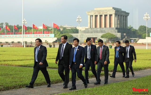 Đoàn đại biểu Quốc hội đặt vòng hoa, vào Lăng viếng Chủ tịch Hồ Chí Minh - Ảnh 14.