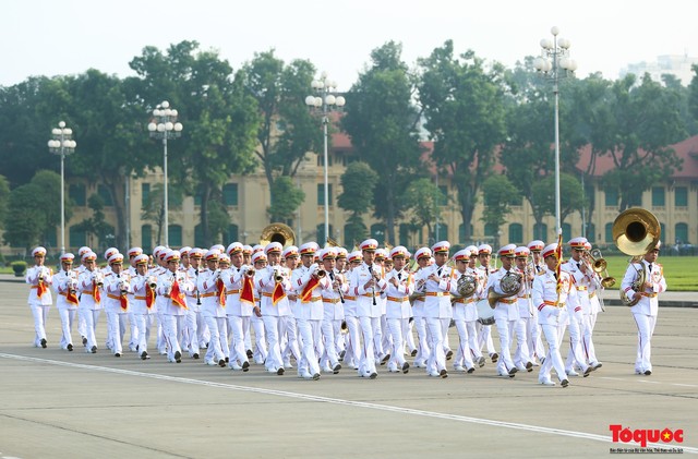 Đoàn đại biểu Quốc hội đặt vòng hoa, vào Lăng viếng Chủ tịch Hồ Chí Minh - Ảnh 2.