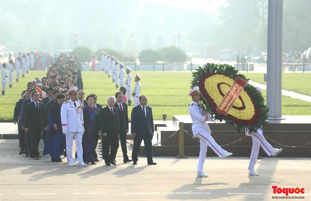 Đoàn đại biểu Quốc hội đặt vòng hoa, vào Lăng viếng Chủ tịch Hồ Chí Minh - Ảnh 3.