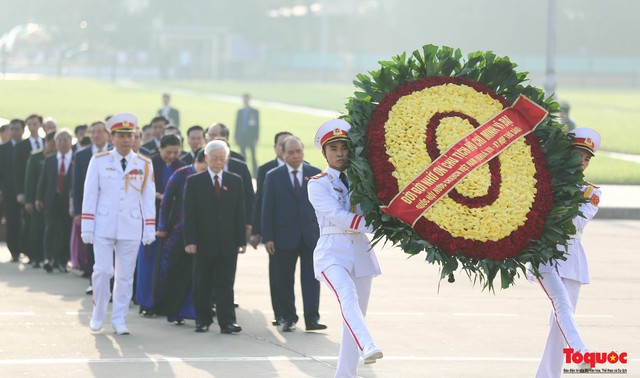 Đoàn đại biểu Quốc hội đặt vòng hoa, vào Lăng viếng Chủ tịch Hồ Chí Minh - Ảnh 4.