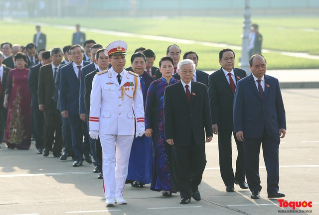 Đoàn đại biểu Quốc hội đặt vòng hoa, vào Lăng viếng Chủ tịch Hồ Chí Minh - Ảnh 5.