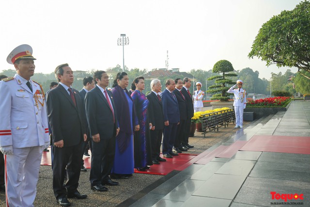 Đoàn đại biểu Quốc hội đặt vòng hoa, vào Lăng viếng Chủ tịch Hồ Chí Minh - Ảnh 6.