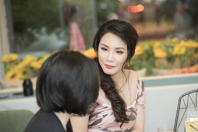 Hồ Quỳnh Hương diện đầm gợi cảm, tiết lộ lý do mất tích khỏi showbiz - Ảnh 2.