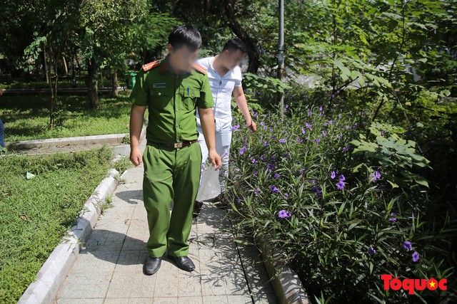 Công an phường Văn Quán ra quân dọn dẹp tụ điểm tiêm chích ma túy sau phản ánh của Báo điện tử Tổ Quốc - Ảnh 1.