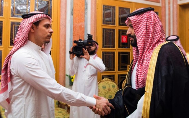 Công sức Ngoại trưởng Pompeo, Mỹ bật mí hành trình con trai nhà báo Khashoggi rời Saudi - Ảnh 1.