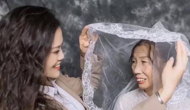 Cô gái đốn tim dân mạng vì đóng giả chú rể chụp ảnh cưới với mẹ già - Ảnh 1. Cô gái đốn tim dân mạng vì đóng giả chú rể chụp ảnh cưới với mẹ già - Ảnh 1.