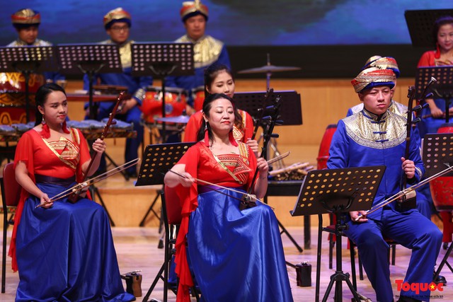 Nghệ sĩ Trung Quốc thể hiện ca khúc Hồ Chí Minh đẹp nhất tên Người bằng tiếng Việt  - Ảnh 7.