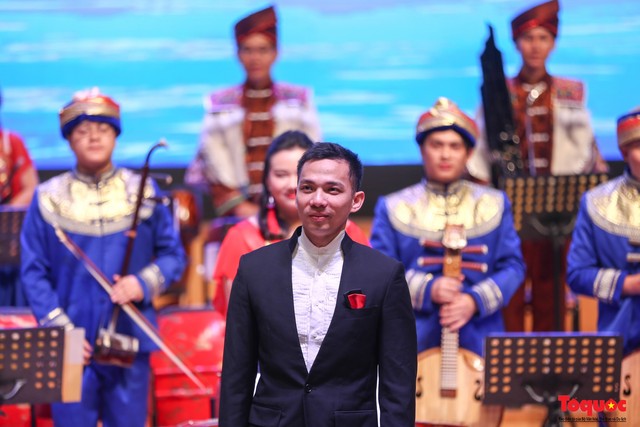 Nghệ sĩ Trung Quốc thể hiện ca khúc Hồ Chí Minh đẹp nhất tên Người bằng tiếng Việt  - Ảnh 4.