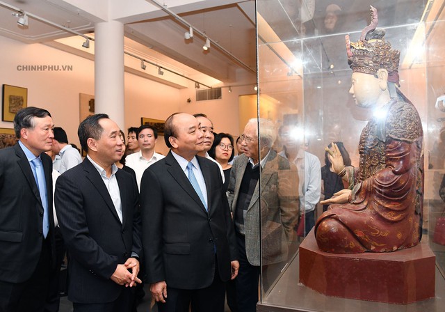 Thủ tướng Nguyễn Xuân Phúc thăm Bảo tàng Mỹ thuật Việt Nam - Ảnh 1.