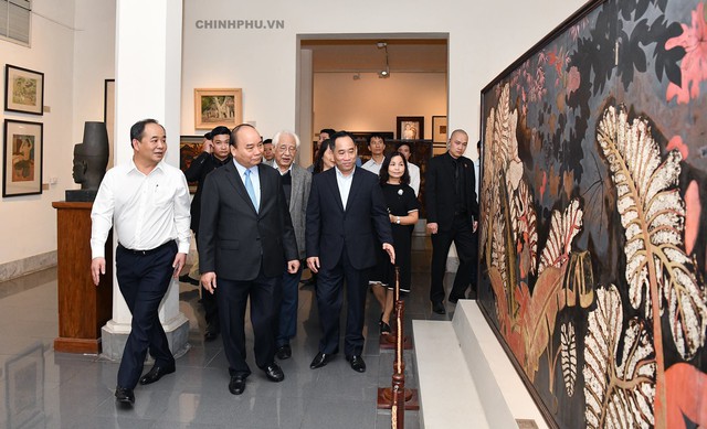 Thủ tướng Nguyễn Xuân Phúc thăm Bảo tàng Mỹ thuật Việt Nam - Ảnh 2.