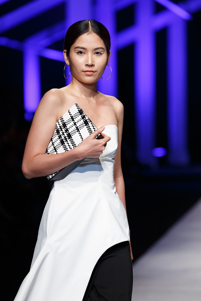 Hoa hậu Hương Giang gợi cảm và đẹp hút hồn trên sàn diễn thời trang  - Ảnh 1.