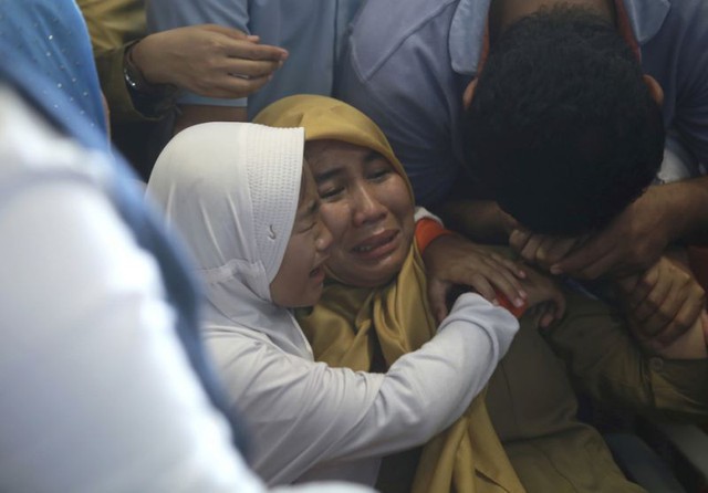 Máy bay Indonesia gặp nạn: Hi vọng mong manh và cơ hội phép màu - Ảnh 1.
