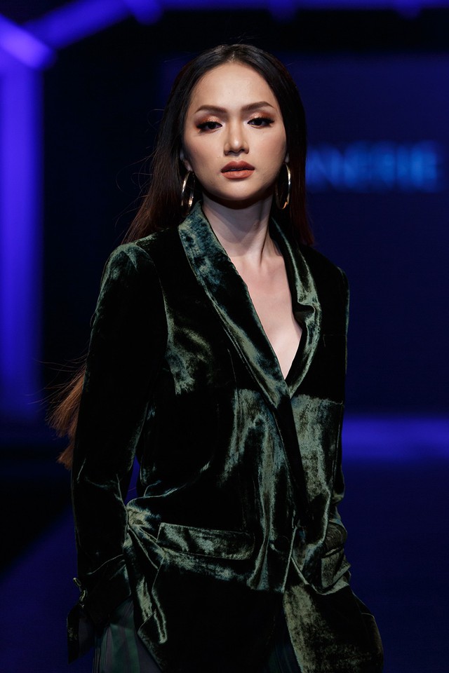 Hoa hậu Hương Giang gợi cảm và đẹp hút hồn trên sàn diễn thời trang  - Ảnh 4.