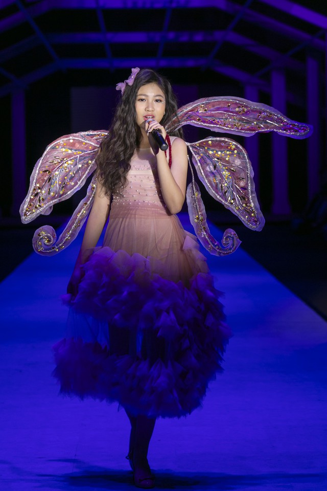 Khó rời mắt với hình ảnh trong veo của Hoa hậu Hoàn vũ nhí Ngọc Lan Vy 2018  - Ảnh 4.