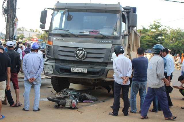 Va chạm với xe tải, người phụ nữ bị tử vong tại chỗ - Ảnh 1.