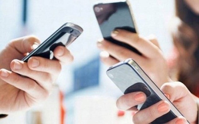 Chính phủ yêu cầu Bộ GDĐT có hướng dẫn việc học sinh sử dụng điện thoại trong giờ học - Ảnh 1.
