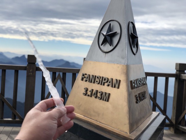 Ngỡ ngàng băng giá trên đỉnh Fansipan - Ảnh 1.