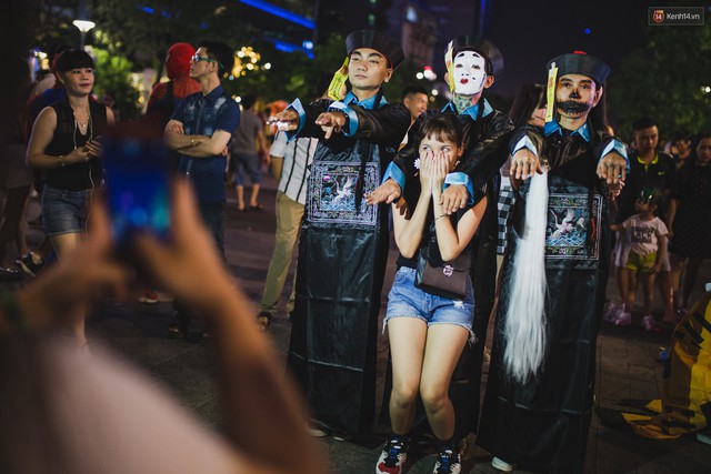 Hà Nội và Sài Gòn tràn ngập ma quỷ đêm Halloween: Từ cương thi, vô diện đến phù thủy tưng bừng xuống phố - Ảnh 22.