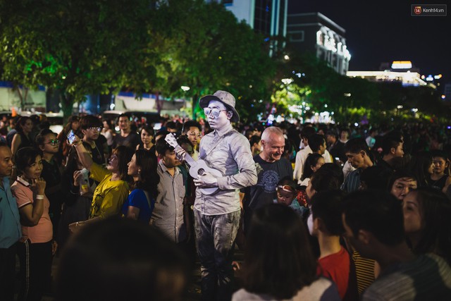 Hà Nội và Sài Gòn tràn ngập ma quỷ đêm Halloween: Từ cương thi, vô diện đến phù thủy tưng bừng xuống phố - Ảnh 24.