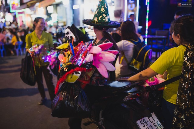 Hà Nội và Sài Gòn tràn ngập ma quỷ đêm Halloween: Từ cương thi, vô diện đến phù thủy tưng bừng xuống phố - Ảnh 27.