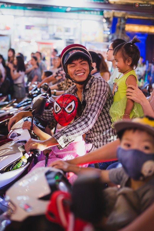 Hà Nội và Sài Gòn tràn ngập ma quỷ đêm Halloween: Từ cương thi, vô diện đến phù thủy tưng bừng xuống phố - Ảnh 28.