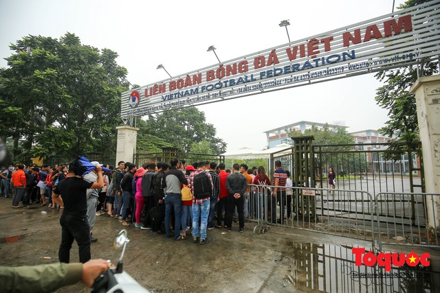 12 tiếng xếp hàng, chịu đủ bốn cơn mưa để mua được vé xem tuyển Việt Nam thi đấu tại AFF Cup 2018 - Ảnh 18.
