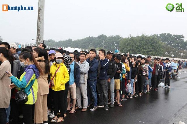 Trực tiếp mua vé ĐT Việt Nam - Malaysia: Fan Việt chen lấn, đội mưa xuyên đêm - Ảnh 6.