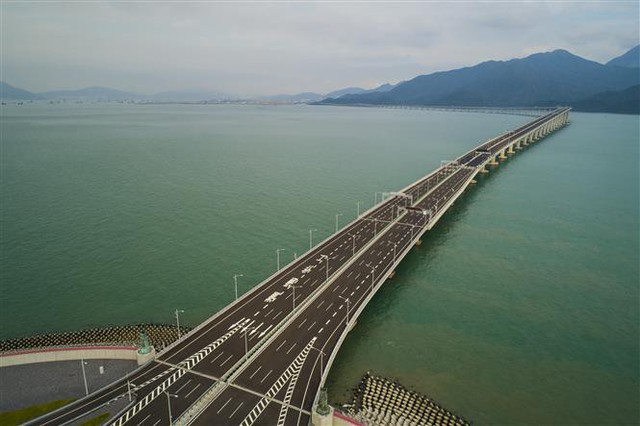 Trung Quốc sẽ phủ sóng mạng 5G trên cây cầu vượt biển dài nhất thế giới - Ảnh 1.
