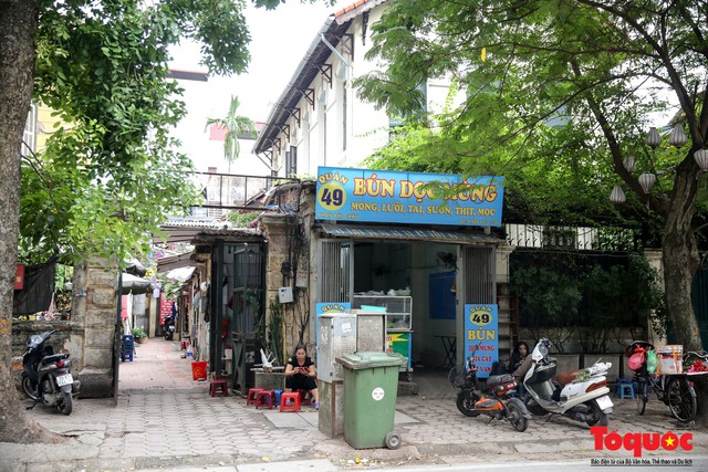 Cận cảnh khu nhà khách Tỉnh ủy Lai Châu (cũ) bỏ hoang gần 20 năm tại Hà Nội đang có nguy cơ đổ sập - Ảnh 1.