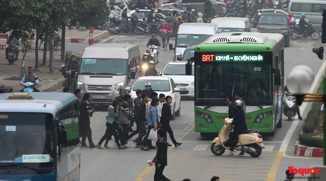 Bị tạt đầu, chiếm đường như cơm bữa, buýt nhanh BRT đã không còn như kỳ vọng - Ảnh 10.