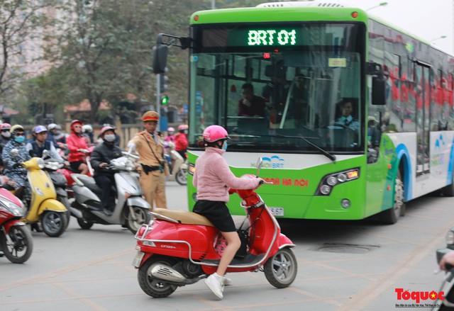Bị tạt đầu, chiếm đường như cơm bữa, buýt nhanh BRT đã không còn như kỳ vọng - Ảnh 4.