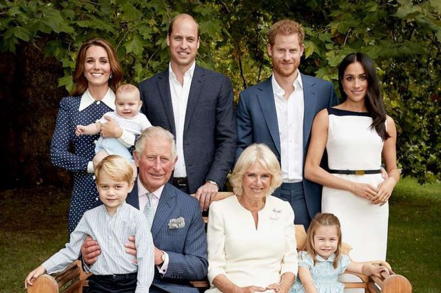 Bất ngờ hình ảnh siêu đáng yêu của gia đình hoàng gia Anh - Ảnh 1.