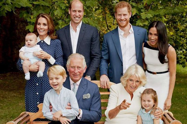 Bất ngờ hình ảnh siêu đáng yêu của gia đình hoàng gia Anh - Ảnh 2.
