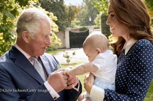 Bất ngờ hình ảnh siêu đáng yêu của gia đình hoàng gia Anh - Ảnh 3.