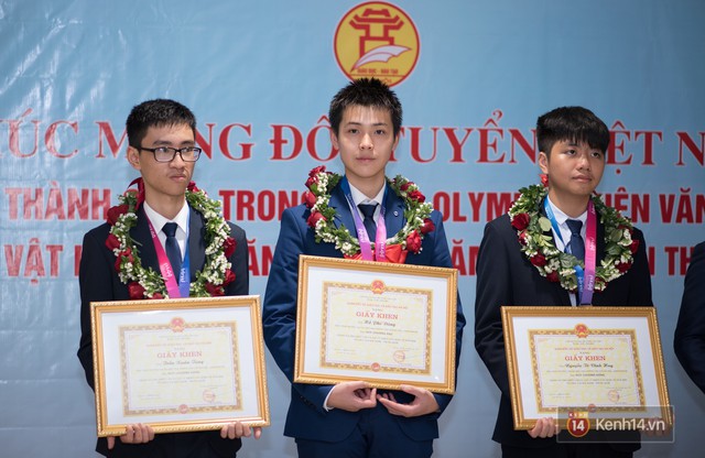 Việt Nam đại thắng Olympic Thiên văn học: BTC nghẹn lời trước lời giải xuất sắc hơn cả đáp án của thí sinh Hà Nội - Ảnh 2.
