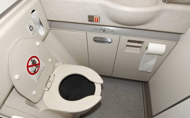 Tiết lộ những bí mật khó tin về nhà vệ sinh trên máy bay - Ảnh 2.