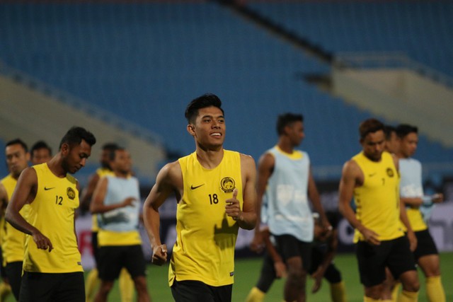 Tận dụng buổi tập làm quen sân chính, đội tuyển Malaysia bỏ đá bóng chơi bóng bầu dục - Ảnh 1.