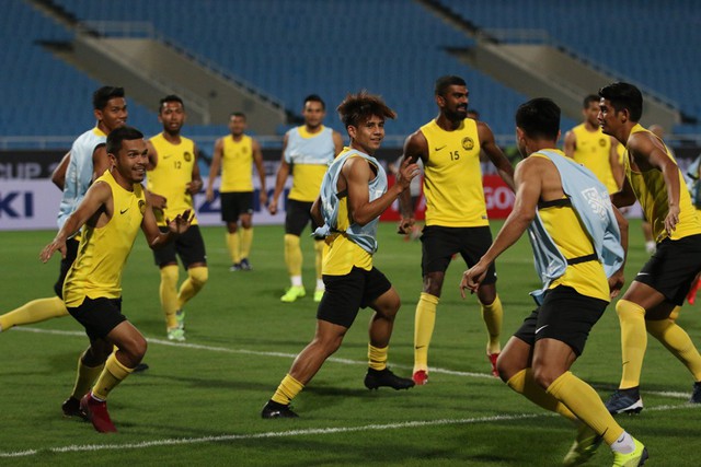 Tận dụng buổi tập làm quen sân chính, đội tuyển Malaysia bỏ đá bóng chơi bóng bầu dục - Ảnh 2.