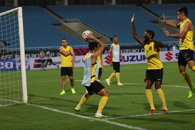 Tận dụng buổi tập làm quen sân chính, đội tuyển Malaysia bỏ đá bóng chơi bóng bầu dục - Ảnh 3.