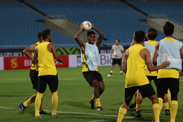 Tận dụng buổi tập làm quen sân chính, đội tuyển Malaysia bỏ đá bóng chơi bóng bầu dục - Ảnh 4.