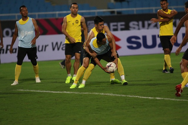 Tận dụng buổi tập làm quen sân chính, đội tuyển Malaysia bỏ đá bóng chơi bóng bầu dục - Ảnh 5.