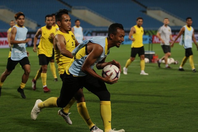 Tận dụng buổi tập làm quen sân chính, đội tuyển Malaysia bỏ đá bóng chơi bóng bầu dục - Ảnh 6.