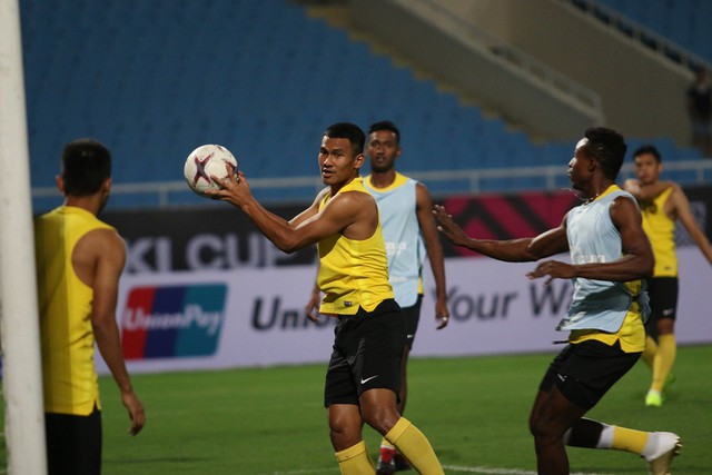 Tận dụng buổi tập làm quen sân chính, đội tuyển Malaysia bỏ đá bóng chơi bóng bầu dục - Ảnh 7.