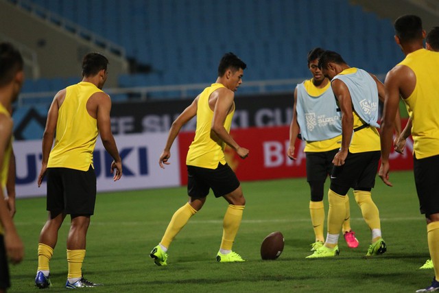 Tận dụng buổi tập làm quen sân chính, đội tuyển Malaysia bỏ đá bóng chơi bóng bầu dục - Ảnh 8.
